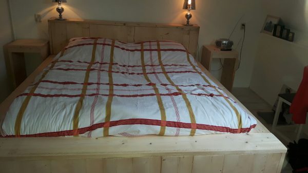 Houten bed.