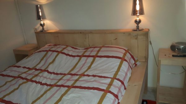 Houten bed.