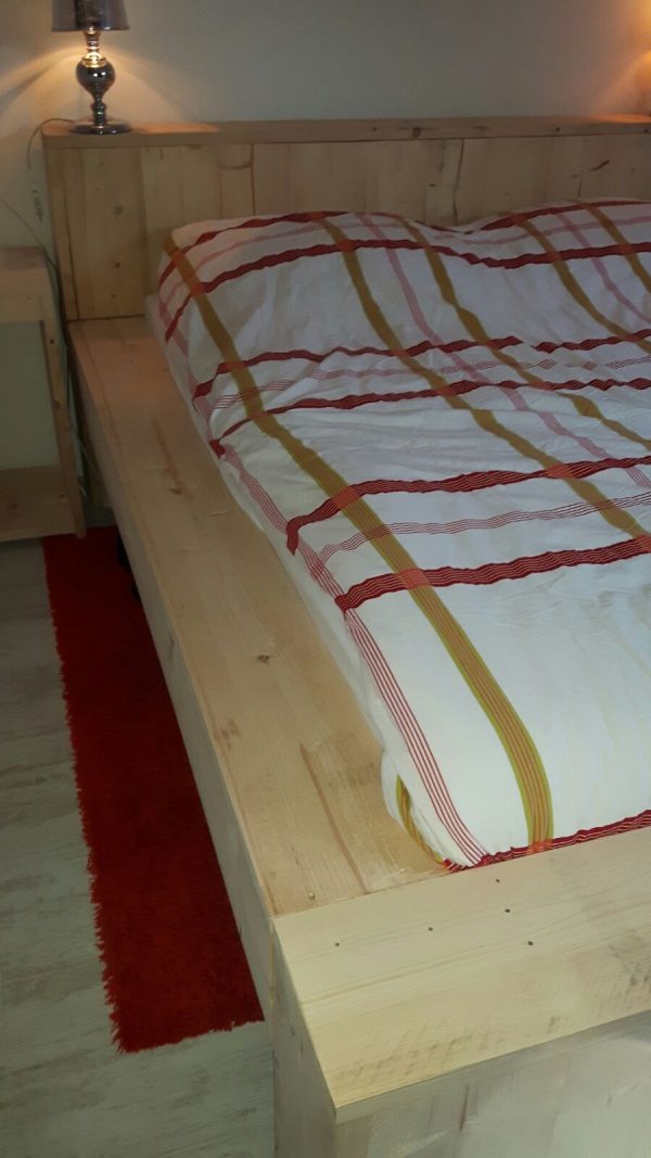 Houten bed.