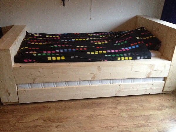 Houten bed.