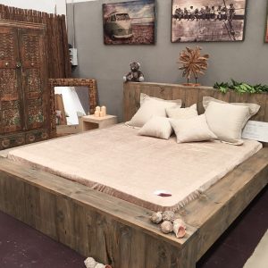 Houten bed.