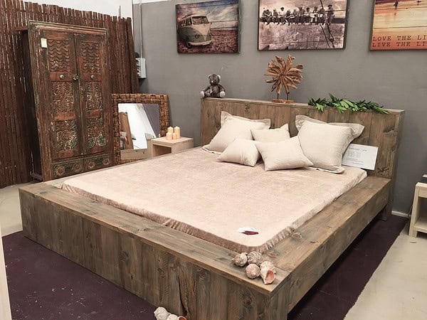 Houten bed.