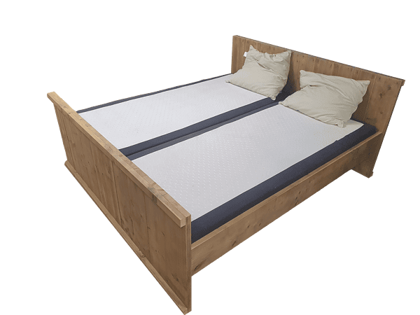 Steigerhouten bed.