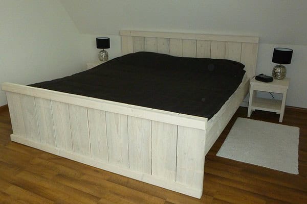 Steigerhouten bed.