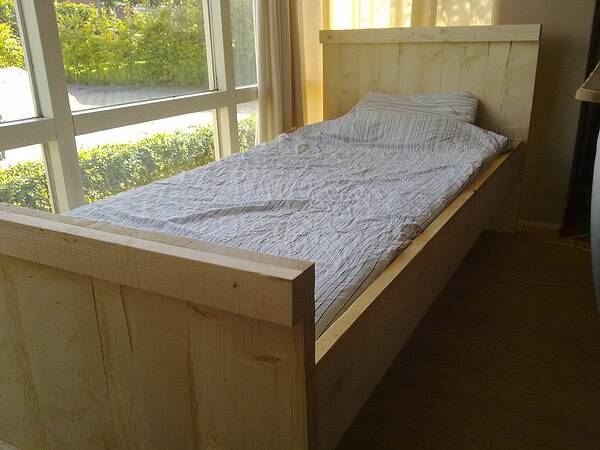 Steigerhouten bed.