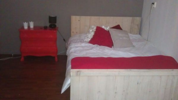 Steigerhouten bed.