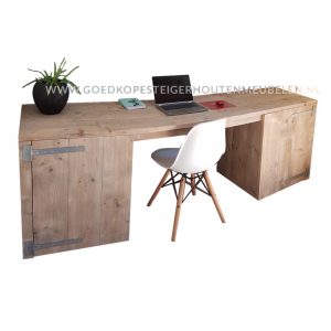 Steigerhouten bureau.