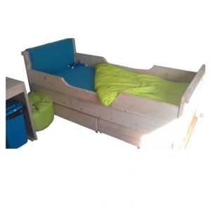 Steigerhouten kinderbed.