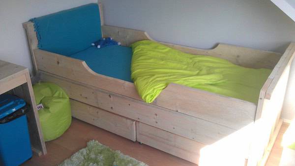 Steigerhouten kinderbed.