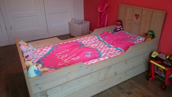 Steigerhouten kinderbed.