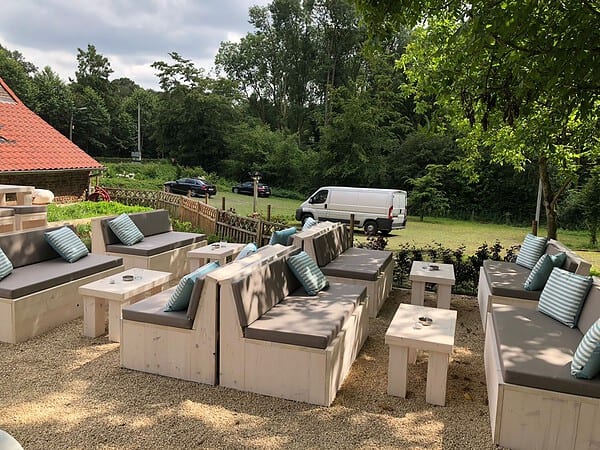 Tuinbank hout op horeca terras.