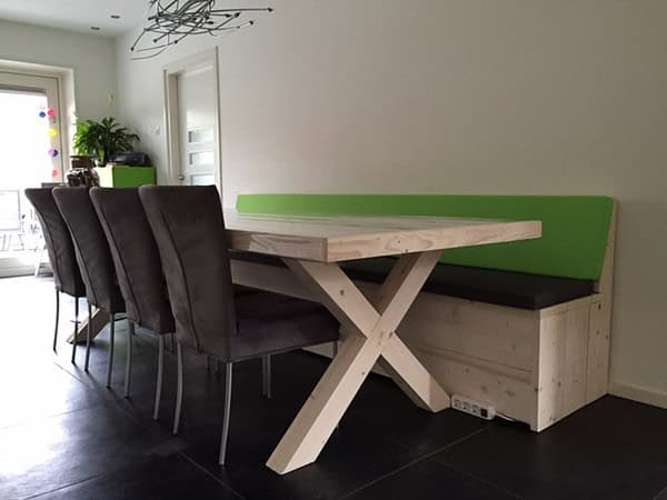 Tuinbank hout bij binnen eettafel.