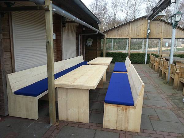 Tuinbank hout op horeca terras.