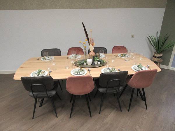 Deens ovale eiken tafel.