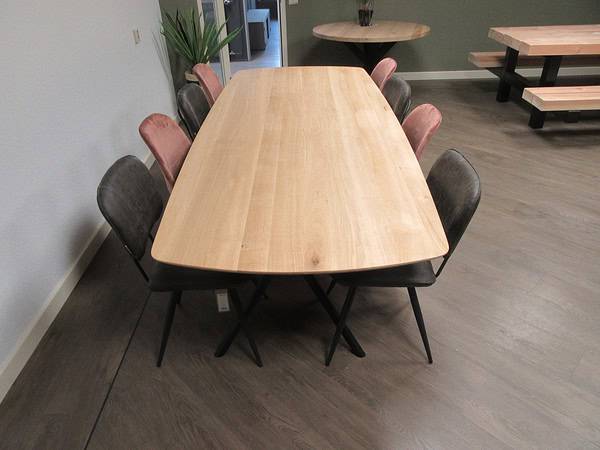 Deens ovale eiken tafel.