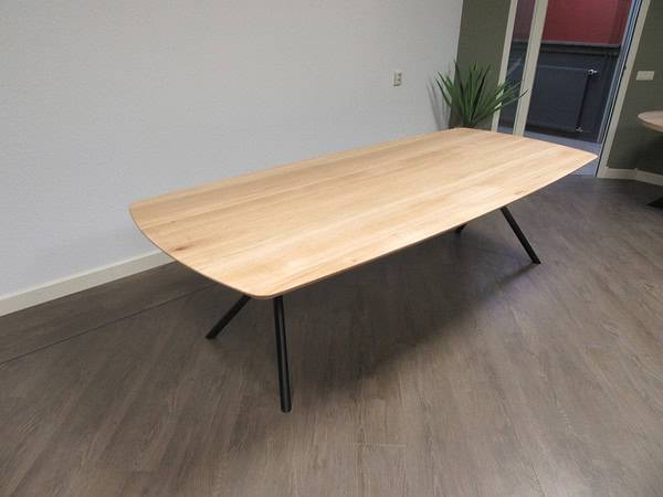 Deens ovale eiken tafel.