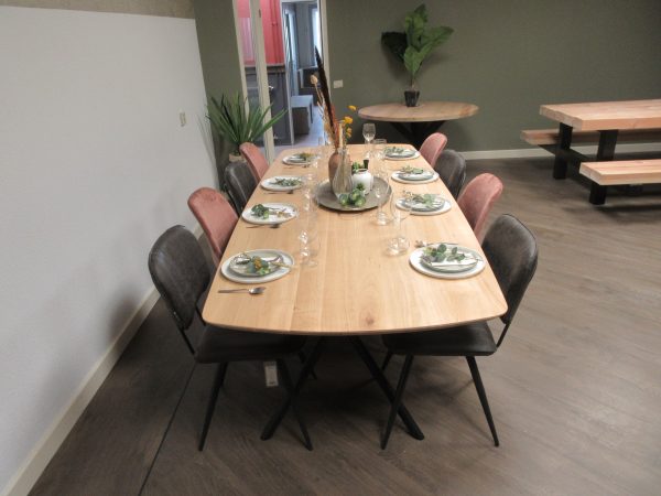 Deens ovale eiken tafel.