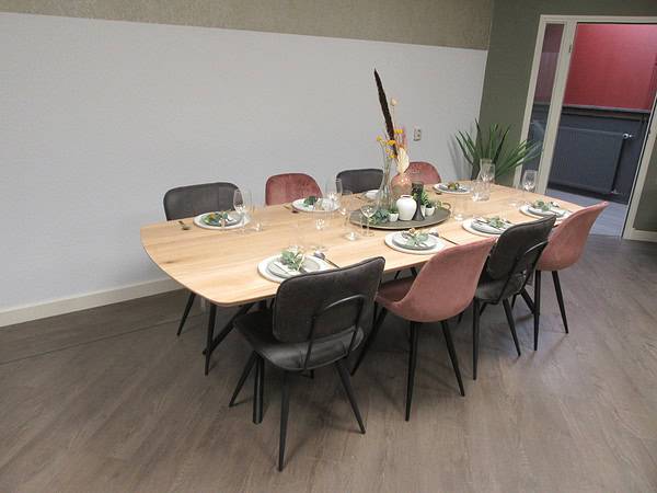 Deens ovale eiken tafel.