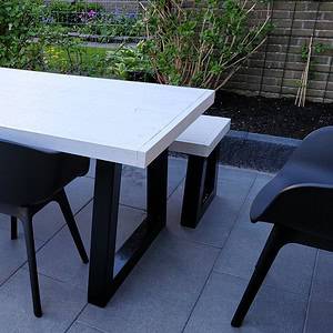 Eettafel met stalen onderstel.
