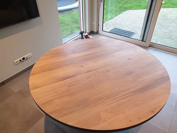 Eettafel rond eiken.