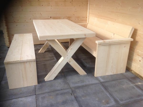 Houten tuintafel.