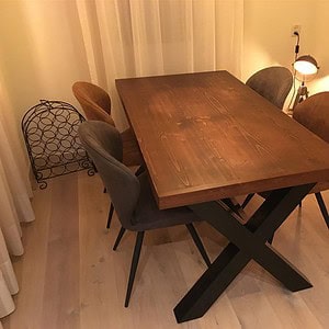 Industriele eettafel met stalen onderstel.