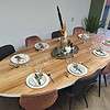 Ovale eiken eettafel.