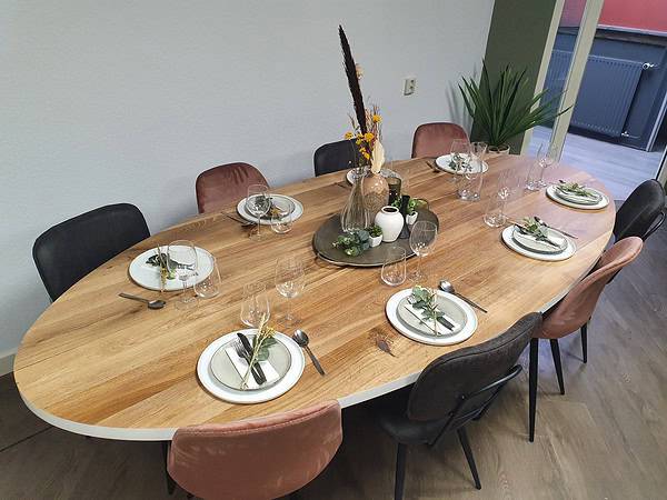Ovale eiken eettafel.