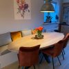 Ovale eiken eettafel.