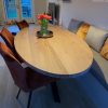 Ovale eiken eettafel.