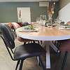 Ovale eiken eettafel.