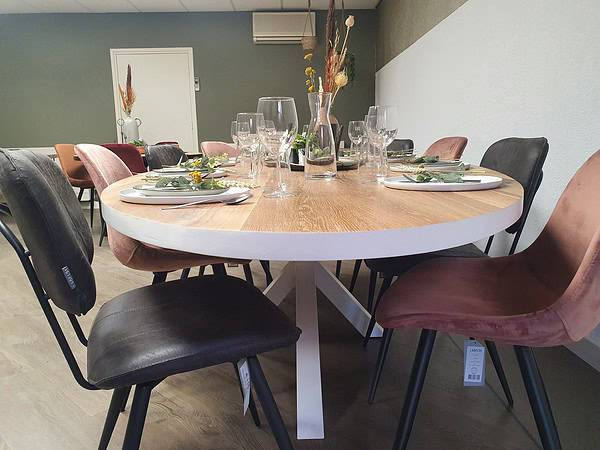 Ovale eiken eettafel.