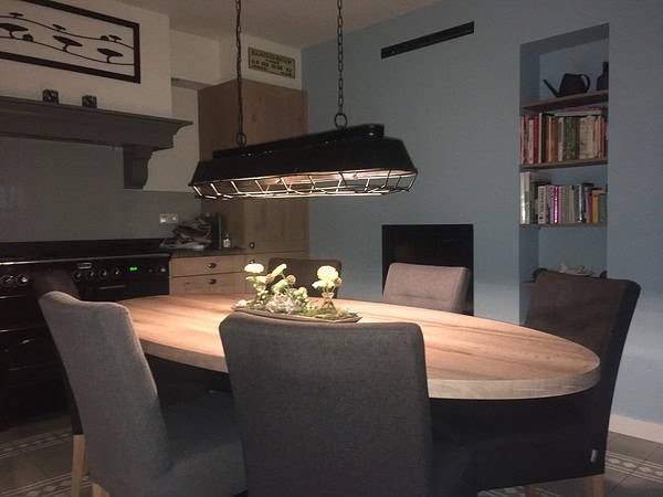 Ovale eiken tafel.