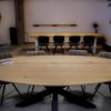 Ovale eiken tafel.