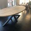 Ovale eiken tafel.