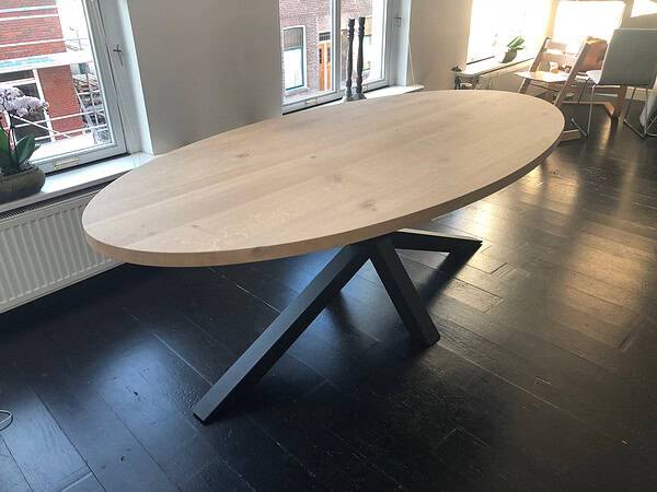Ovale eiken tafel.