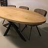 Ovale eiken tafel.