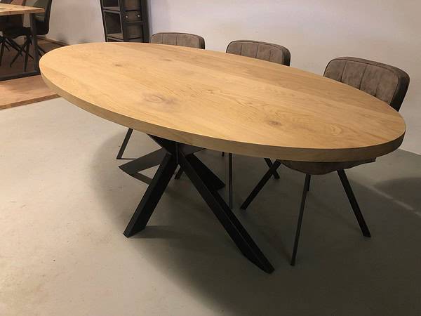 Ovale eiken tafel.