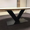 Ovale eiken tafel.