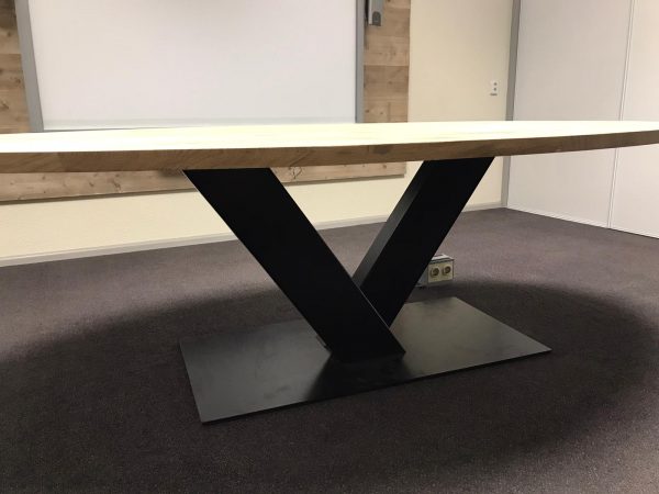 Ovale eiken tafel.