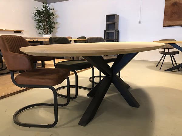 Ovale eiken tafel met verjongde rand.