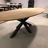 Ovale eiken tafel met verjongde rand.