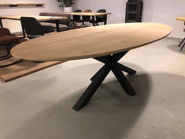 Ovale eiken tafel met verjongde rand.