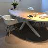 Ovale eiken tafel.