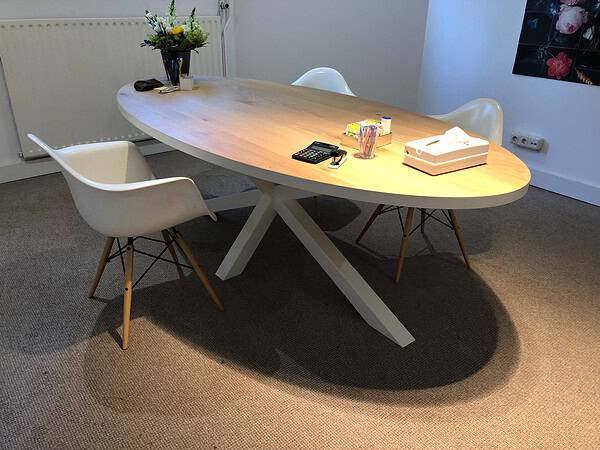 Ovale eiken tafel.