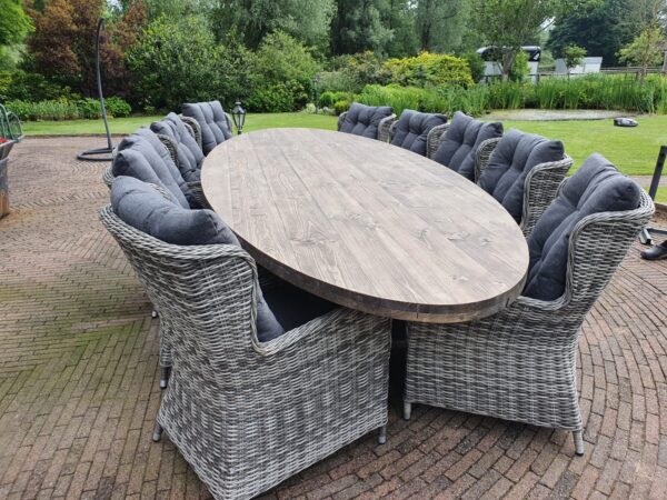 Ovale steigerhouten tuintafel.