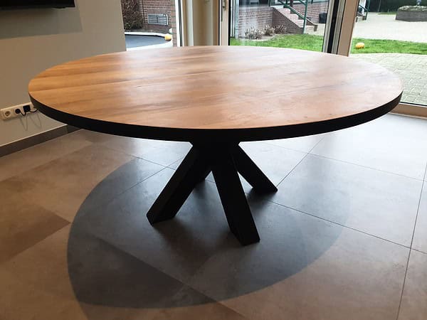 Ronde eettafel.