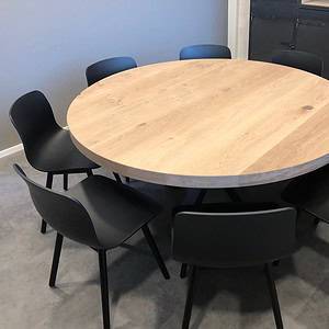 Ronde eiken tafel.