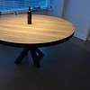 Ronde eiken tafel.