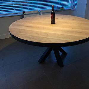 Ronde eiken tafel.